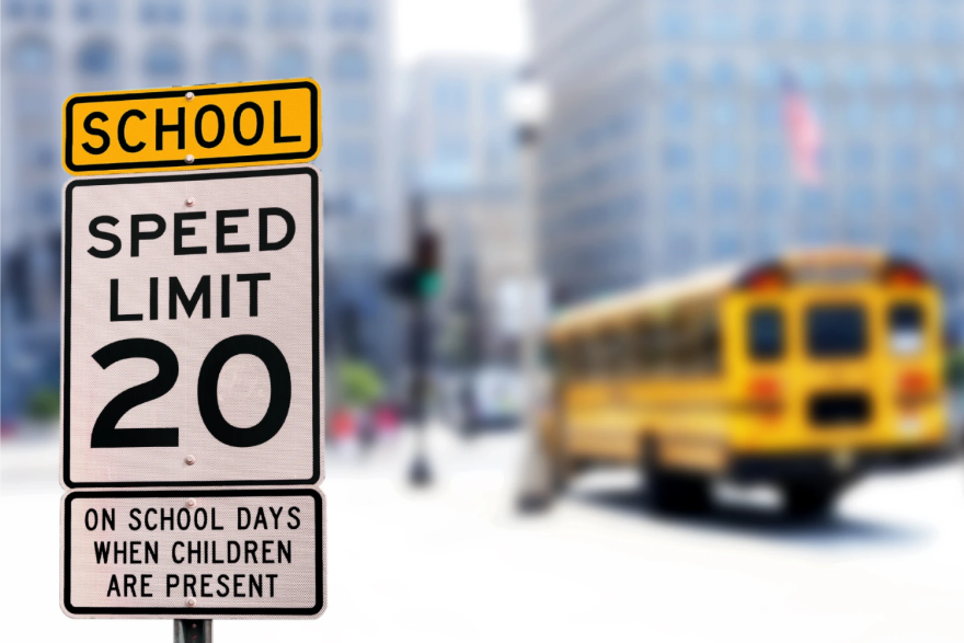 Señal de límite de velocidad en zonas escolares