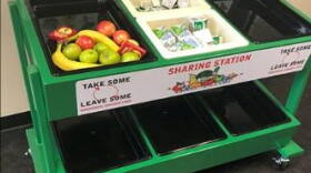 A share table with free food for students.