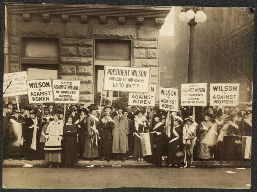 Suffragists demonstrating against Woodrow Wilson in Chicago, 1916.