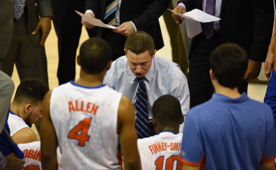 An aerial shot of the Florida hudle shows coach Mike White speaking to his players during a timeout in the first half. (Greenberry Taylor/WUFT News)