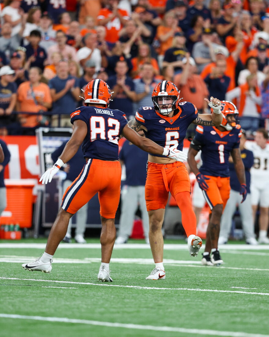 Syracuse linebacker Chris D’Appolonia (6, Navy) celebrates a sack in the fourth quarter.