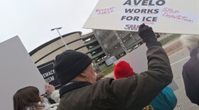 Alrededor de 70 manifestantes pidieron a los viajeros boicotear a Avelo en el Aeropuerto Regional de Manchester-Boston el domingo 23 de noviembre de 2025. Esto es parte de una constante respuesta pública por un contrato que la aerolínea firmó para operar vuelos que transportan detenidos inmigrantes.