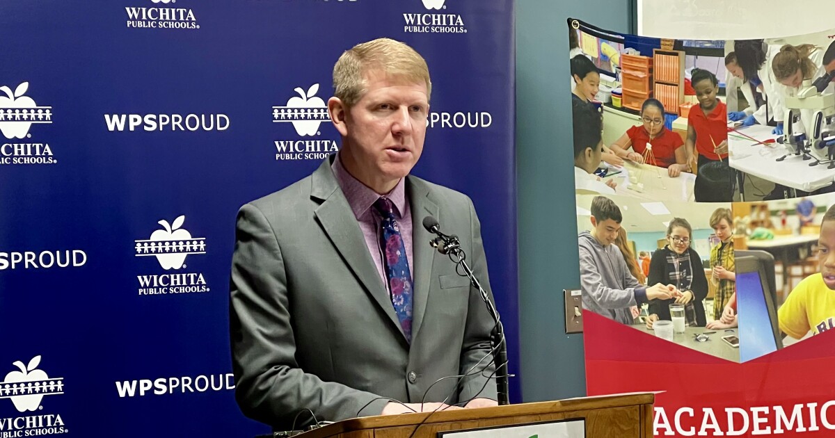 New contract brings Wichita superintendent to about $385,000 in salary and benefits