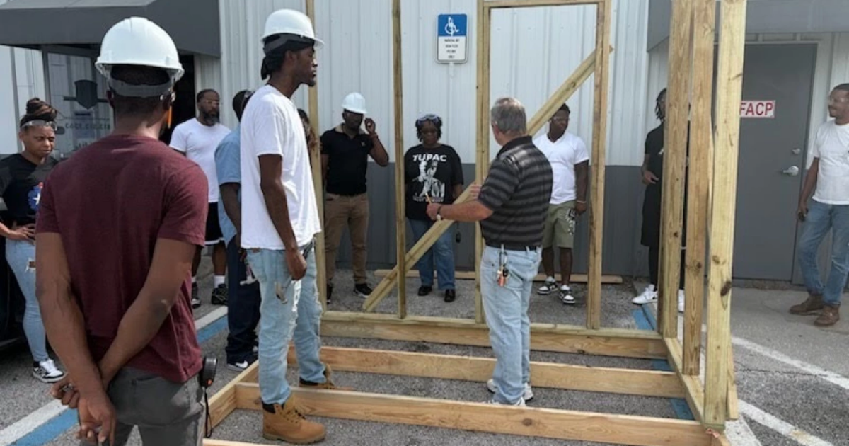 Algunos trabajadores de Florida recurren a los oficios técnicos ante el aumento del desempleo y la incertidumbre por la IA