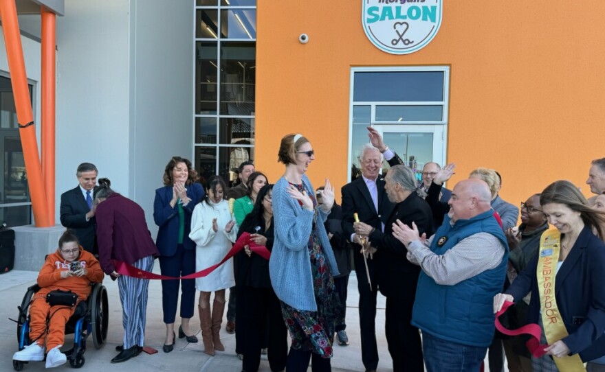 Morgan Hartman y la multitud presente celebran la gran inauguración del Morgan's Salon el martes 9 de enero de 2024.