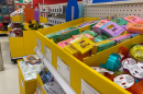 Un contenedor amarillo lleno de notas adhesivas, dispensadores de cinta y otros artículos escolares en Target.
