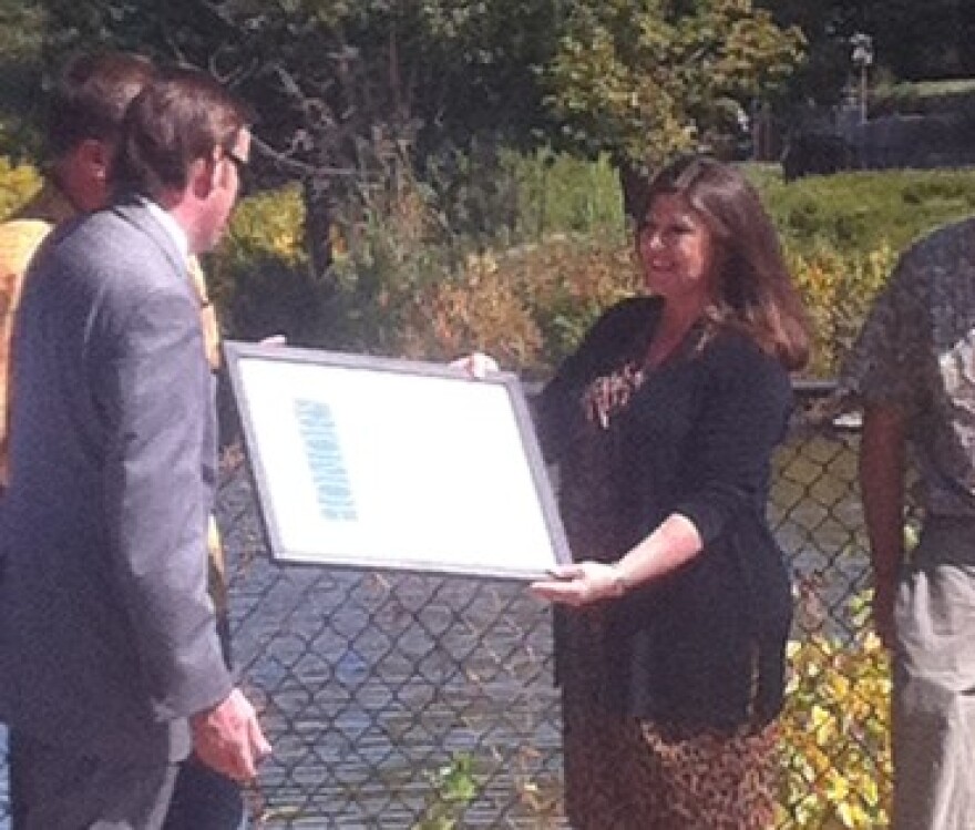 Award is presented to Victoria Watts of the Swan Lake Neighborhood Association