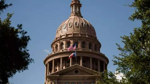 A closeup of the Texas Capitol dome from the front