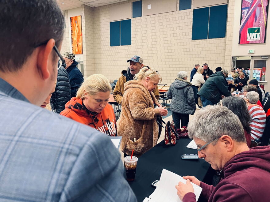 Voters begin signing up to caucus at a Republican caucus precint in Sioux City.