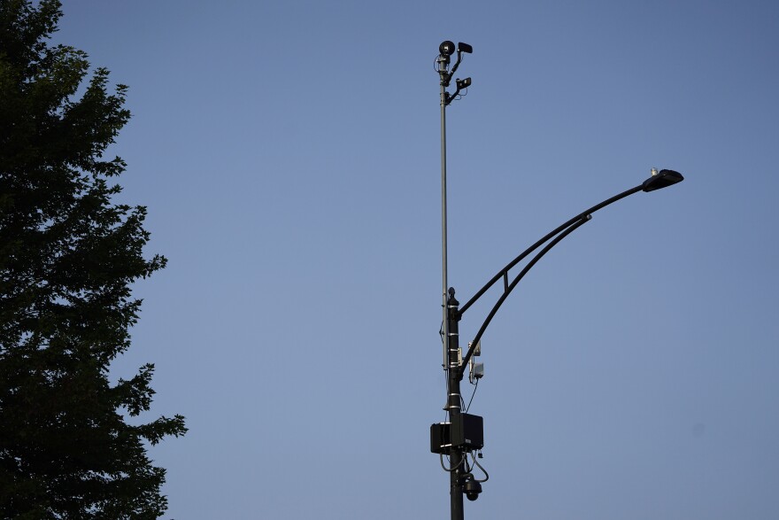 El equipo ShotSpotter se ve en la intersección de South Stony Island Avenue y East 63rd Street en Chicago. La agencia de vigilancia de la ciudad concluyó que el sistema rara vez produce evidencia de delitos relacionados con armas en la ciudad, en un informe  publicado el martes 24 de agosto de 2021.