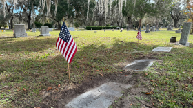 Una bandera marca la tumba de un veterano de la Marina de Estados Unidos en el cementerio Evergreen. Foto por: Candy Fontana Verde.