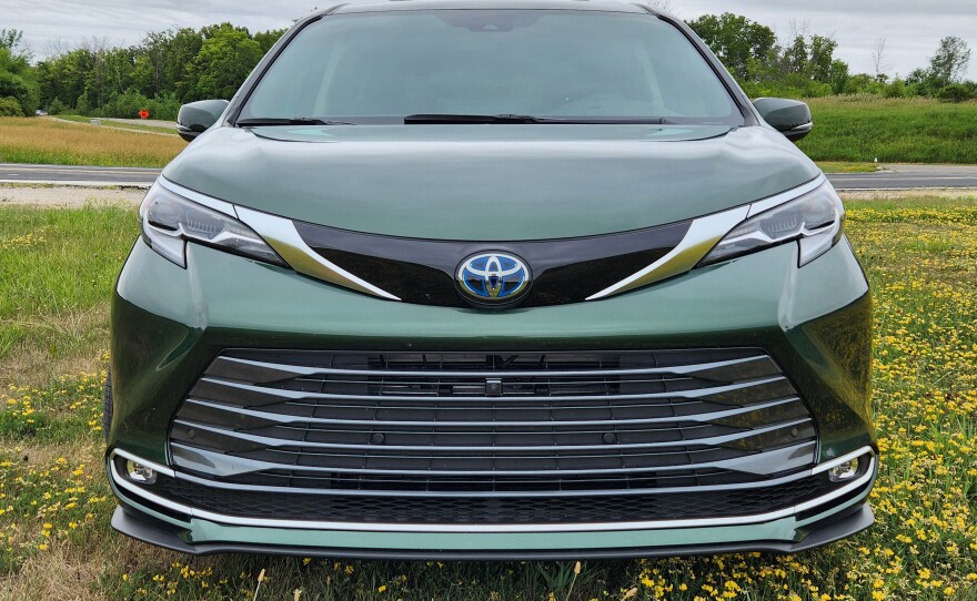 2023 Toyota Sienna Platinum AWD nose