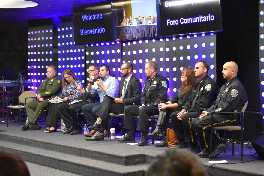 Los panelistas fueron miembros de las fuerzas de seguridad de Reno, el concejal Oscar Delgado y Carina Black del Centro Internacional del Norte de Nevada.