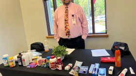 Brian Eckhart de Servicios para Personas Mayores del condado de Hillsborough recientemente enseñó a personas mayores en Brandon cómo construir kits de emergencia con suministros médicos.