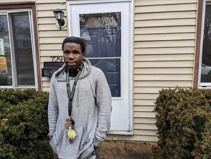 Nick Silver posando al frente de su antigua vivienda de alquiler de VineBrook Homes en la avenida Dammert, al sur del condado de St Louis. Silver dice que dos veces VineBrook intentó desalojarlo por error durante la pandemia de COVID-19 mientras esperaba la ayuda para el alquiler del estado de Missouri.