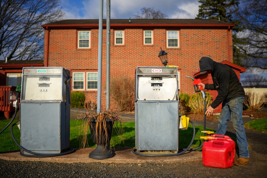 Используя один из двух насосов на семейной ферме, Эндрю Коллинз заполняет газовые баллоны, чтобы доставить их к оборудованию в поле. Билл Коллинз, отец Эндрю и владелец компании Fairweather Growers, является владельцем фермы площадью 400 акров в четвертом поколении в Роки-Хилл, штат Коннектикут. Билл говорит, что ферма использует около 1500-2000 галлонов топлива в неделю, и говорит, что они уже решили сократить производство в этом году на 20%, чтобы попытаться сохранить и без того небольшую прибыль, поскольку война в Иране резко повышает цены на топливо и удобрения.