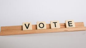 Un juego de Scrabble con las letras para la palabra "VOTE".