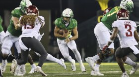 Travis Dye scored two TDs in the Ducks' 38-24 win over Stanford on Sat., Nov. 13, 2021 in Eugene, Ore.