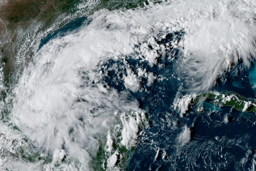 Esta imagen por satélite de la Oficina Nacional de Administración Oceánica y Atmosférica de Estados Unidos (NOAA, por sus siglas en inglés) muestra la depresión tropical 9, que se convirtió en la tormenta Isaías, sobre el golfo de México, el martes 6 de octubre de 2026. (NOAA via AP)
