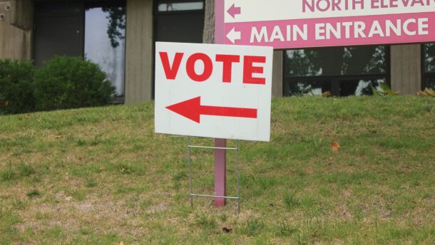 A sign directs voters to the polls for the Aug. 6, 2024, primary in Lawrence. (Maya Smith for Kansas Reflector)