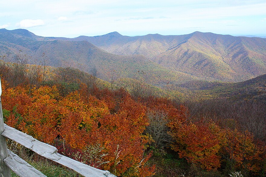 Altumnal via of mountains (fall)