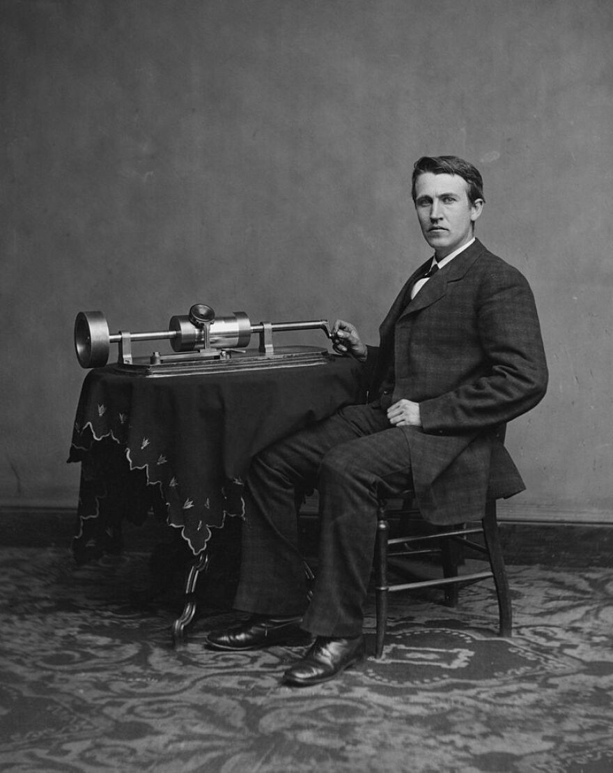 800px-Edison_and_phonograph_edit1.jpg