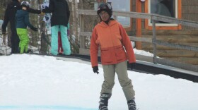 Ashley Slay participa en una lección de esquí como parte de SoulSlide, un programa creado por Latino Outdoors y Outdoor Afro el Sábado 28 de Febrero del 2026 en el Cranmore Mountain Resort de Conway.