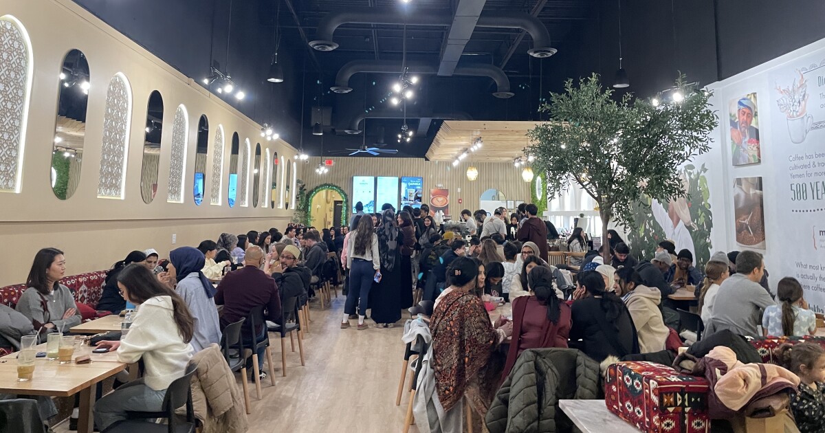 Yemeni coffeehouses provide community during Ramadan