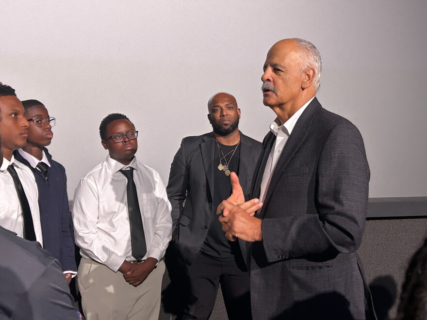Stedman Graham talking to teenage boys