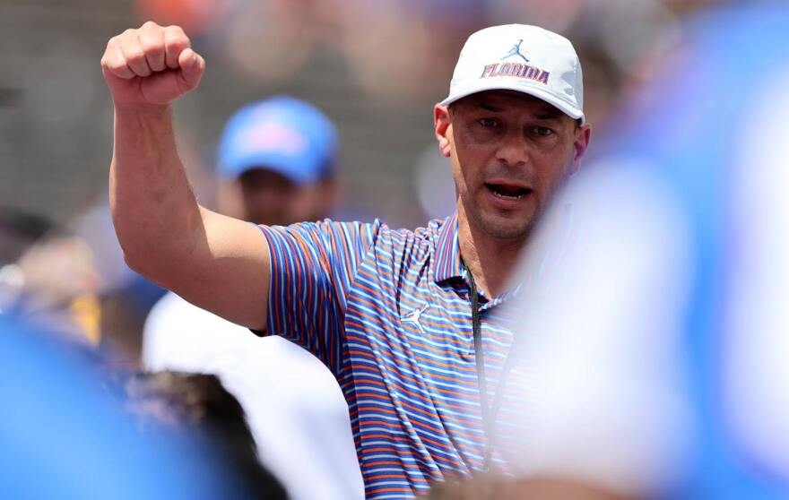 El entrenador en jefe, Jon Sumrall, antes del partido dando una charla a ambos equipos. Fotos cortesía de Daron Dean (WUFT).