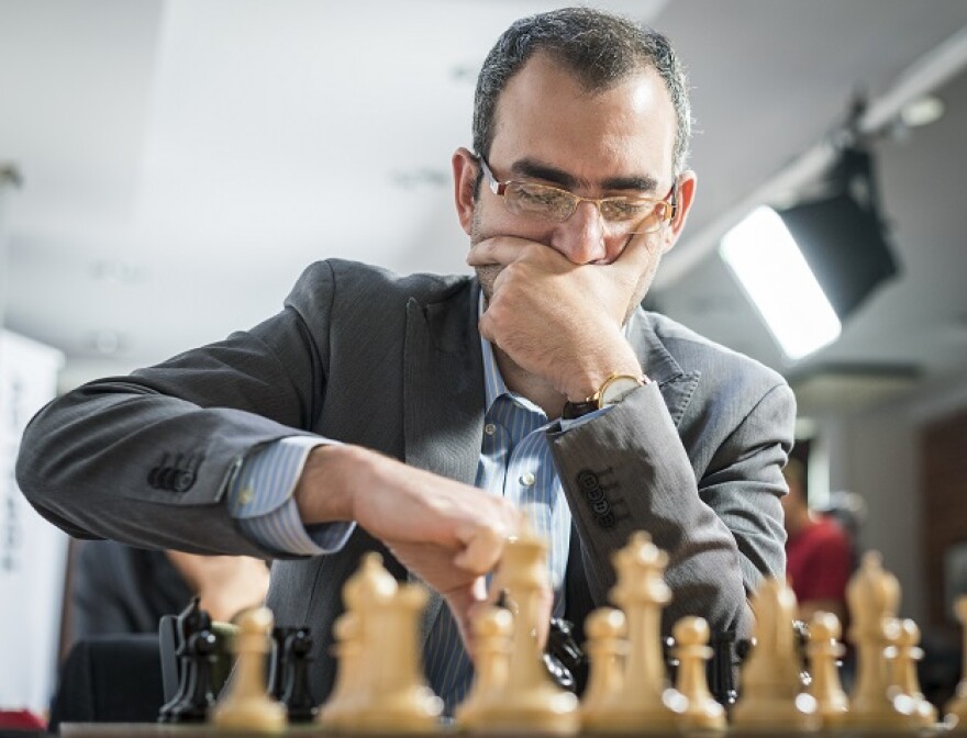 Leinier DomÃ­nguez plays at the 2018 Champions Showdown at the St. Louis Chess Club.