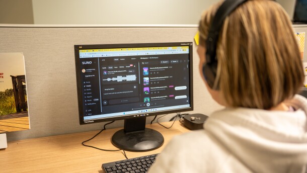 Amanda Rabinowitz uses the Suno program on a desktop computer
