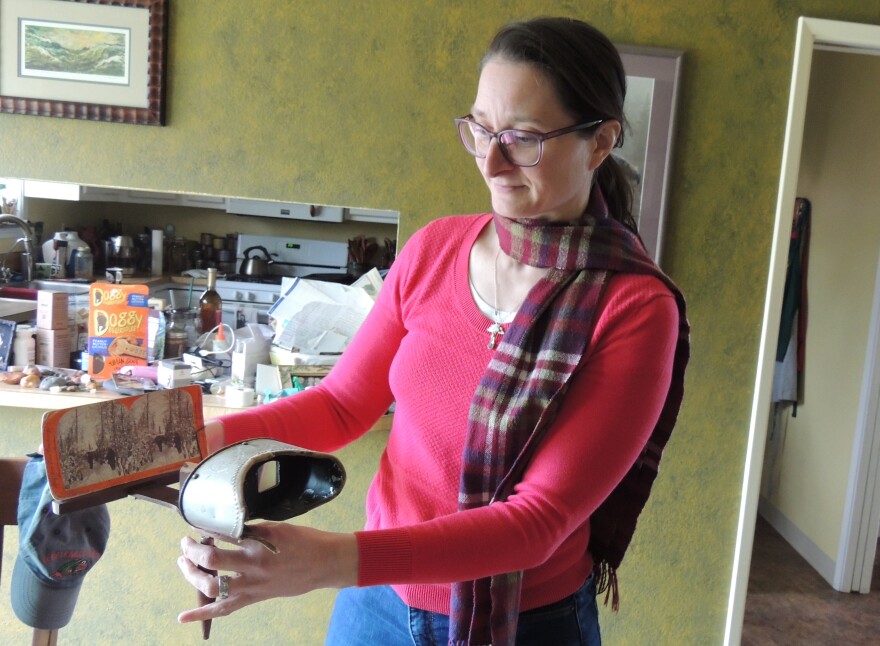 Sarah Pyhala demonstrates use of her stereograph.