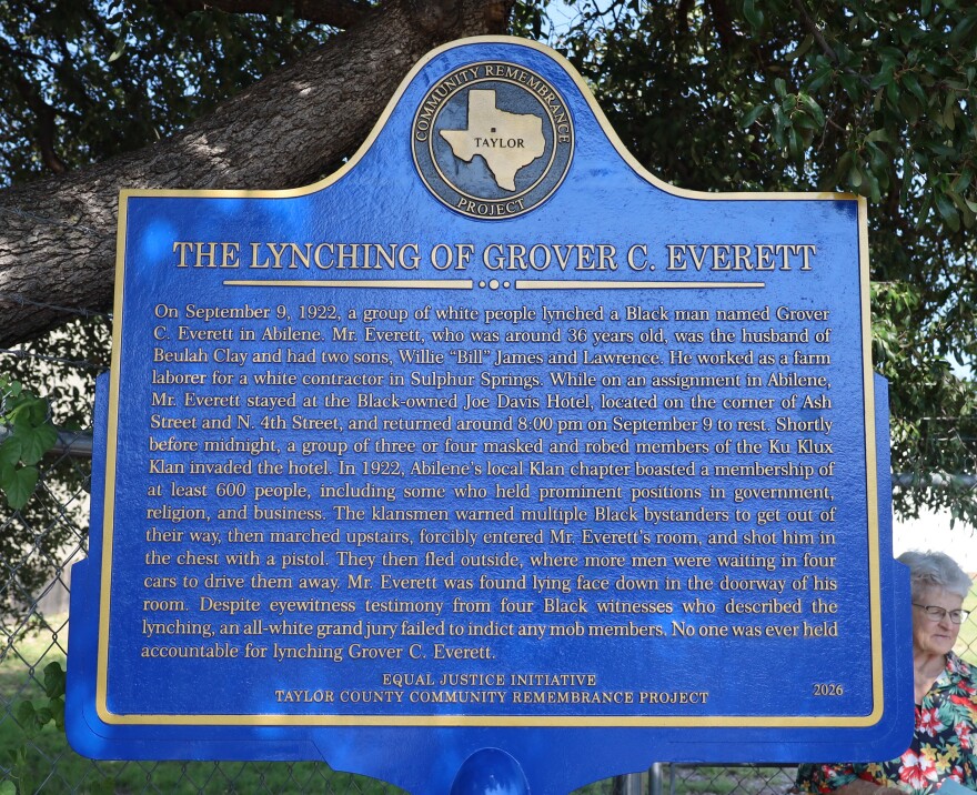 Up close photo of the plaque dedicated to remembering the lynching of Grover C. Everett.