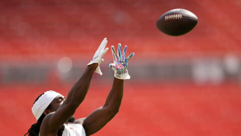 Cleveland Browns tight end Dae'Quan Wright warms up before a preseason NFL football game against the Buffalo Bills, Saturday, Aug. 22, 2026, in Cleveland. 