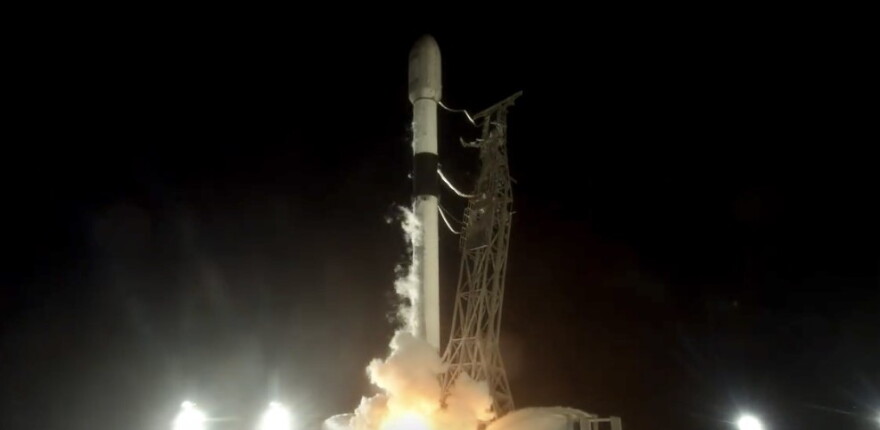 Early morning flight! SpaceX launches a Falcon 9 rocket from Vandenberg ...