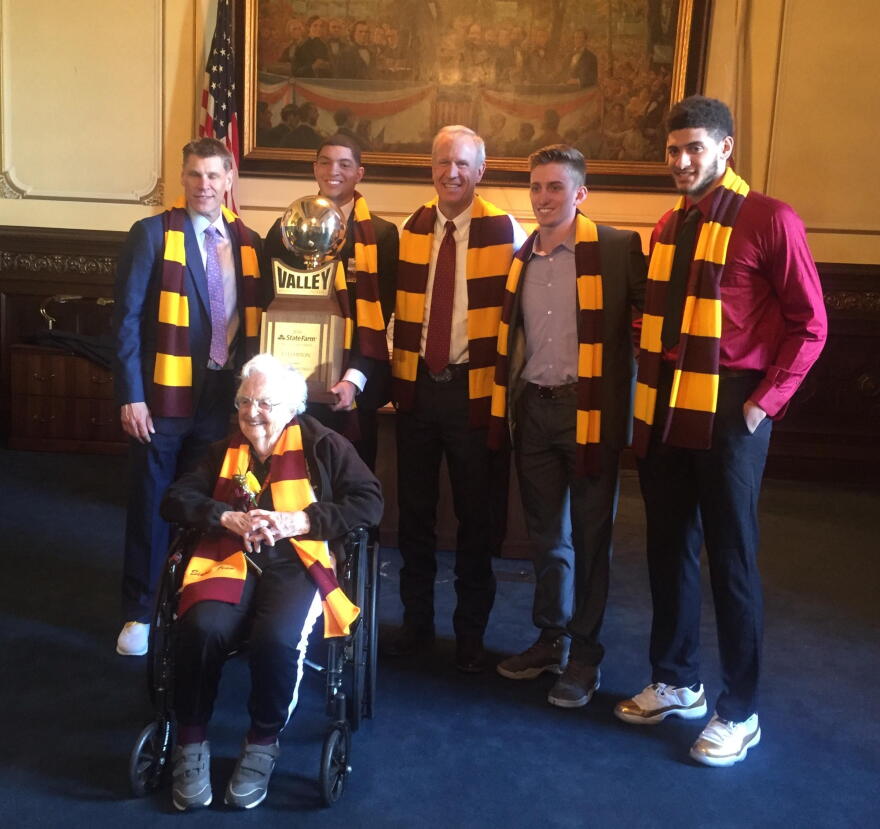 Governor Rauner poses with members of the Loyola men's basketball team, Coach Porter Moser, and Sister Jean.