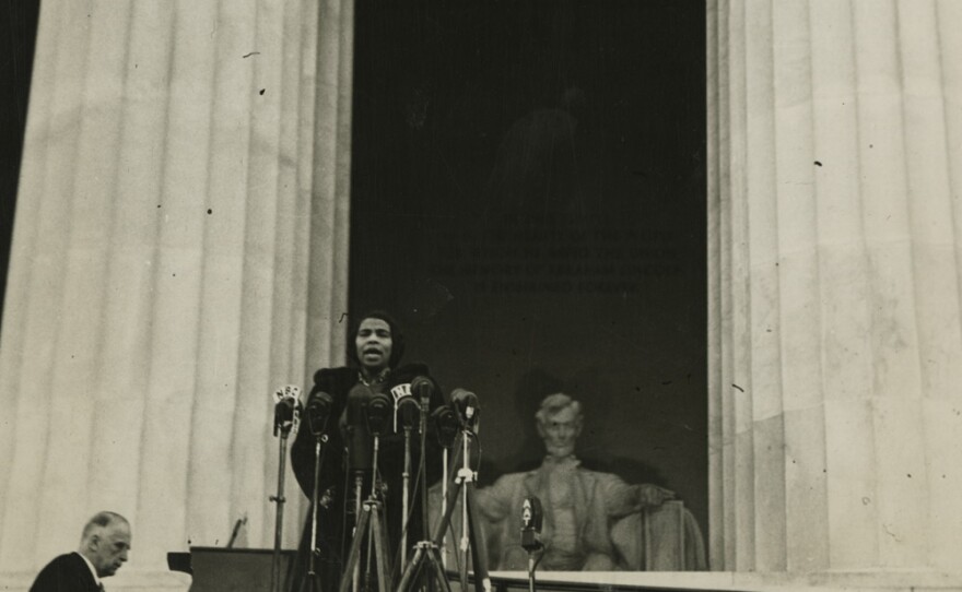 On April 9, 1939, contralto Marian Anderson sang before an audience of 75,000 people gathered at the Lincoln Memorial in Washington.