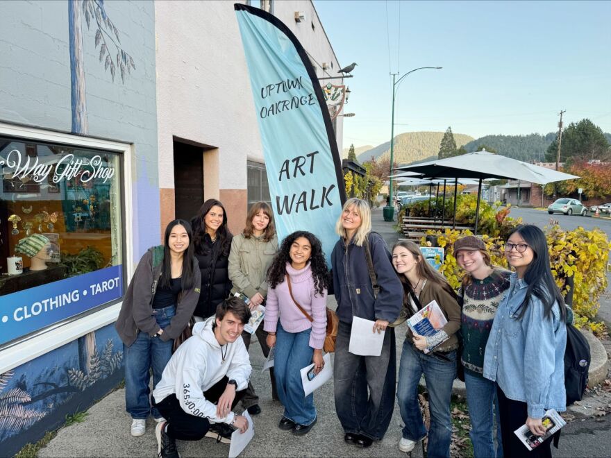 Students on a sidewalk in Oakridge.