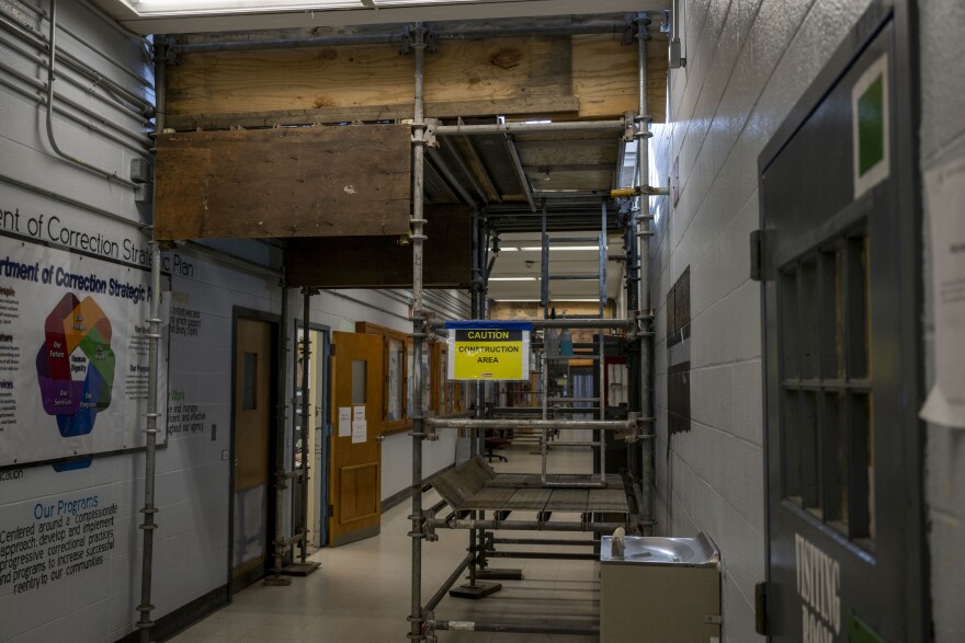Scaffolding set up for work replacing skylights in an entry hallway. The Department of Corrections is in the process of replacing external windows throughout Osborn Correctional Institution in Somers to remove building materials that may contain PCBs. These efforts where ongoing when photographed on October 17, 2024. (Tyler Russell/窪蹋勛圖厙)