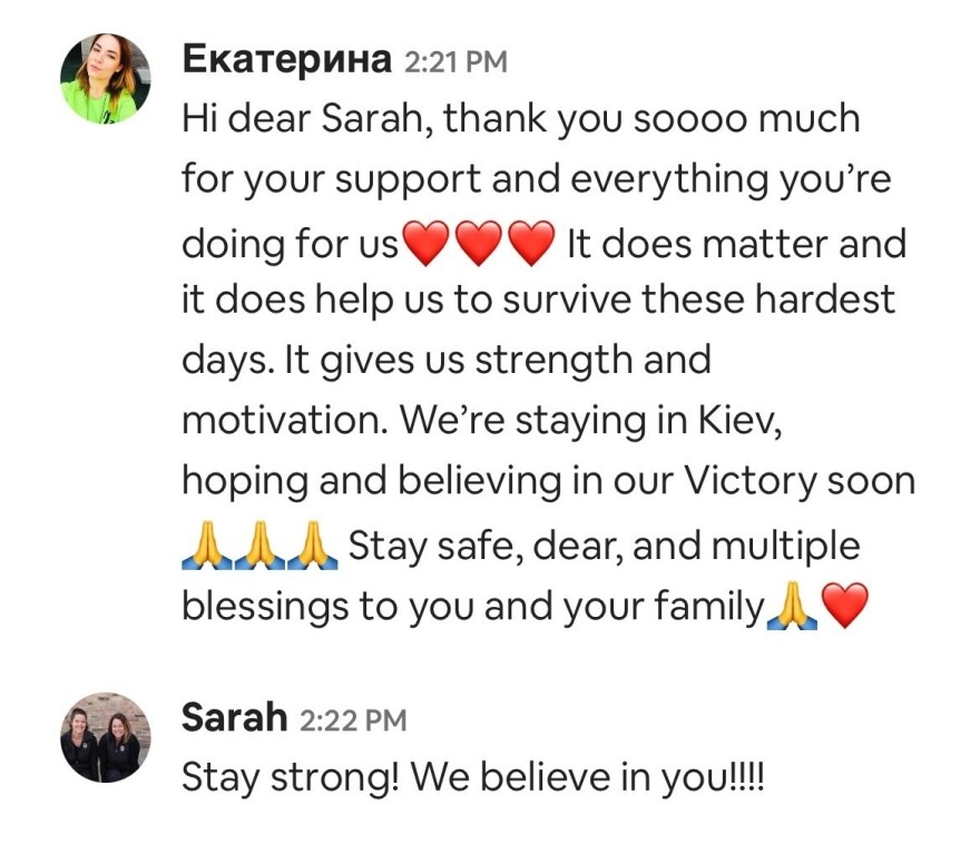 An exchange between a Ukrainian Airbnb host and guest Sarah Brown, who booked the stay to show solidarity with Ukraine.