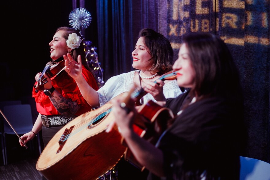 Trio Ardiente serenades