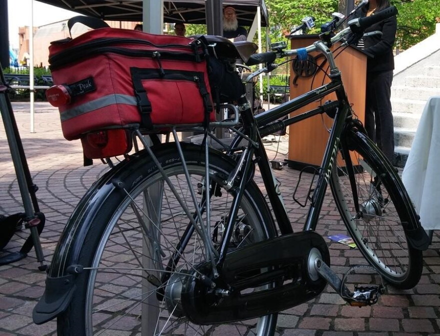 A bike rental service is offering free rides in Cuyahoga County to vote early. 