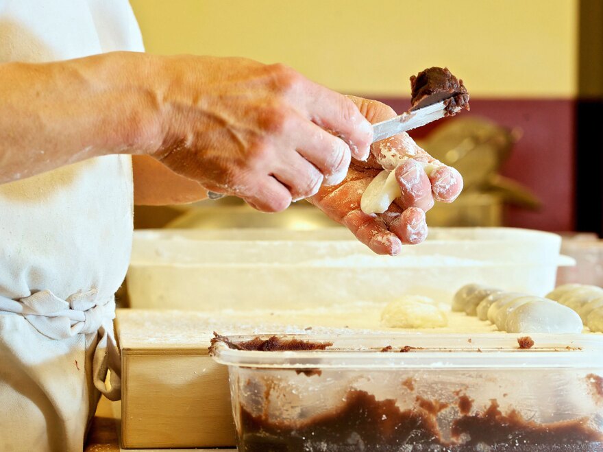 Manju-maker Art Oki uses two types of fillings, or <em>anko</em>: one made from lima beans and a darker one made from red azuki beans.