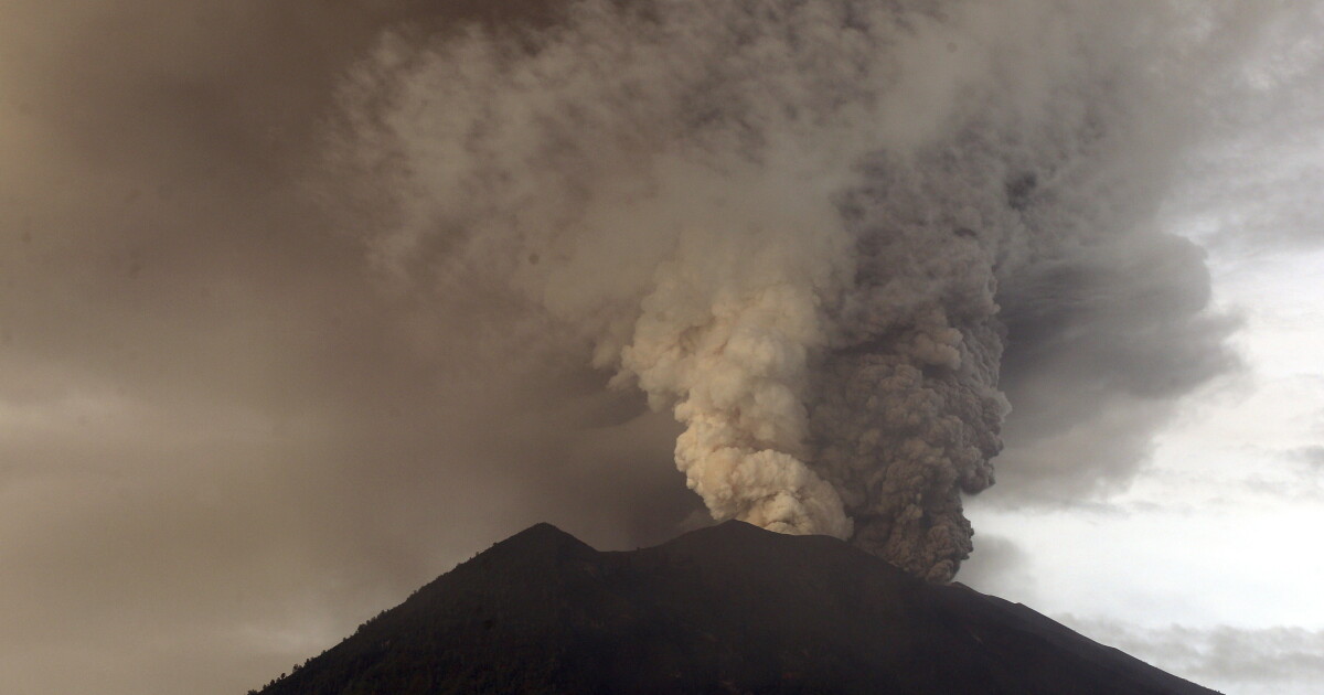 Volcano Exploding Indonesia Indonesia Tries To Evacuate 100,000 People Away From Erupting Volcano ...