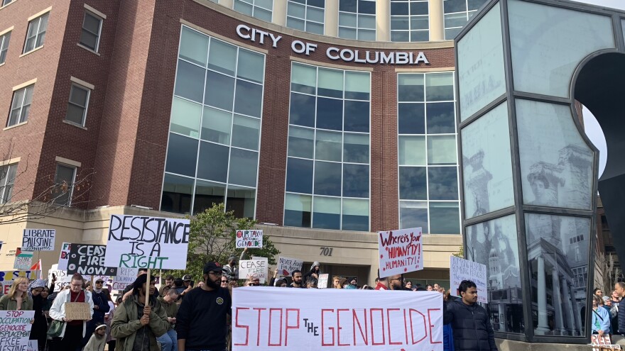 A crowd of protestors gathers in front of city hall on Saturday, Nov. 4. Chants calling for a ceasefire echo throughout Columbia's streets.