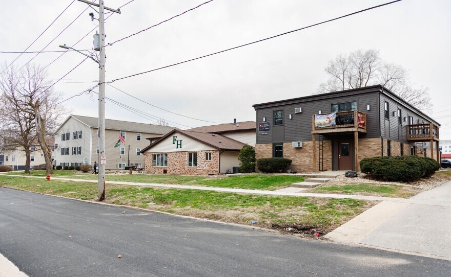 El tiroteo ocurrió en la cuadra 700 de Franklin Avenue en Normal. Es una zona situada justo al sur de las vías del tren, con una mezcla de apartamentos y casas ubicadas entre ISU y el complejo Carle BroMenn Medical Center.