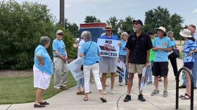 Protestors prior to an information session about Princess Cruises' Yorktown plans. (Image by Christopher Six, WYDaily)
