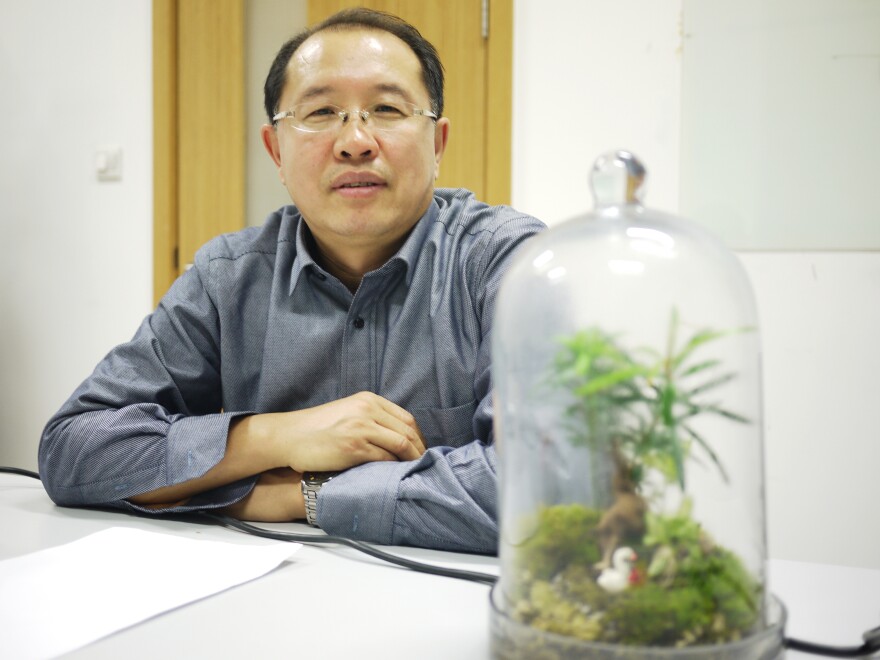 Renmin University Professor of Environmental Economy and Management Song Guojun says China could sharply cut its emissions from garbage incineration by asking people to sort their garbage.