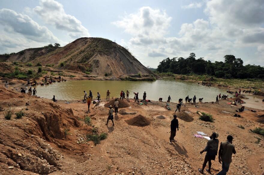 Small-scale artisanal mining has sustained this area since diamonds were discovered in 1930, but it is hard work and the pay is low.